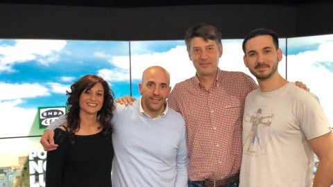 Carlos Hern&aacute;ndez y el equipo de Por fin no es lunes