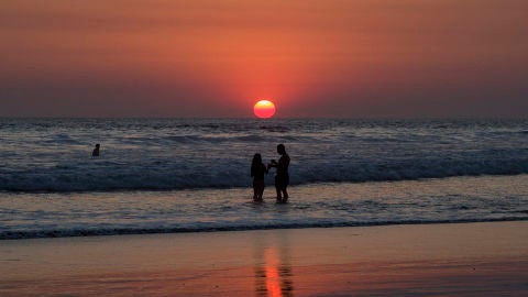  Fotograf&iacute;a de una pareja durante un atardecer en la playa de Poneloya en la ciudad de Le&oacute;n, a 97 kil&oacute;metros al noroeste de Managua (Nicaragua)