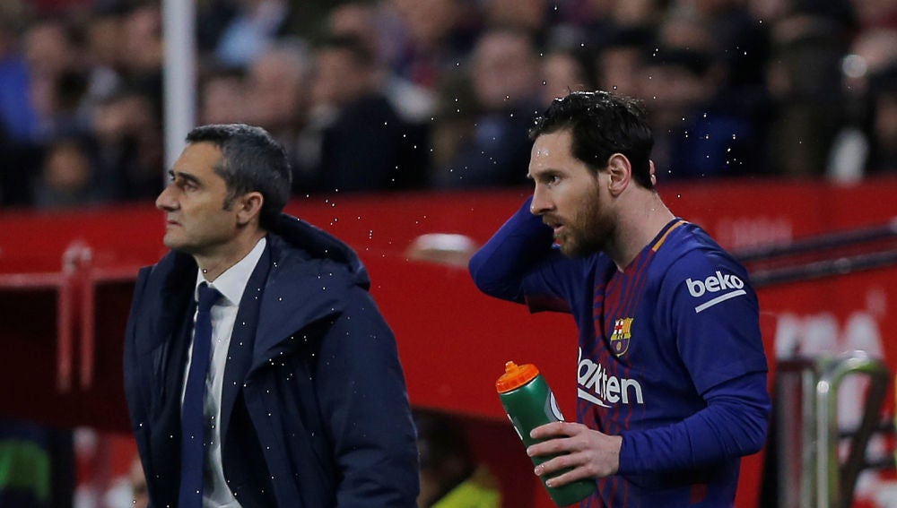 Ernesto Valverde, junto a Lionel Messi