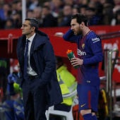 Ernesto Valverde, junto a Lionel Messi