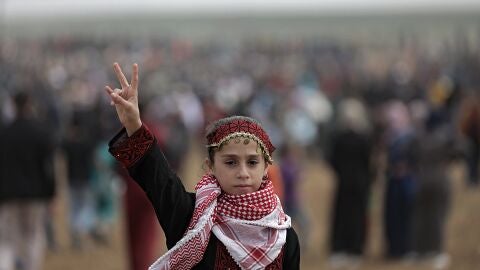 Una refugiada palestina, en la protesta por el D&iacute;a de la Tierra en la frontera entre Israel y Gaza