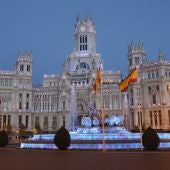 El Ayuntamiento de Madrid y la Cibeles, teñidos de azul