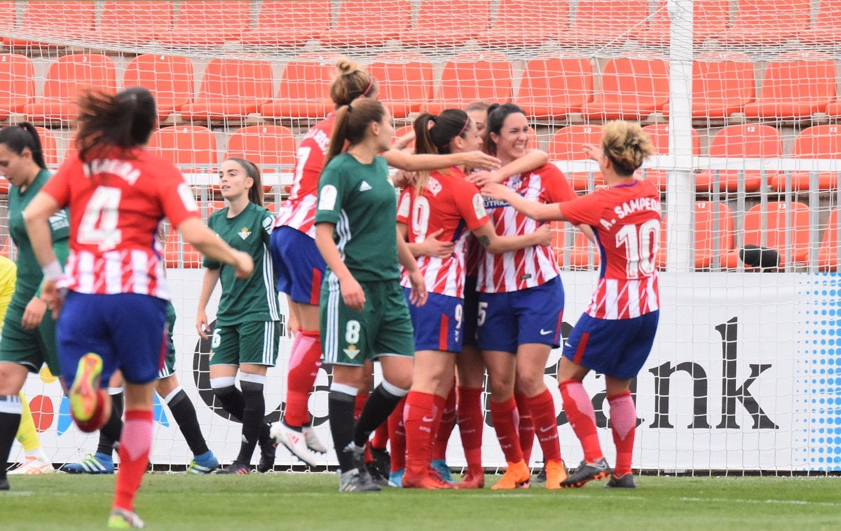 Silvia Meseguer mantiene líder al Atlético ante la presión del Barcelona Silvia Meseguer mantiene líder al Atlético ante la presión del Barcelona