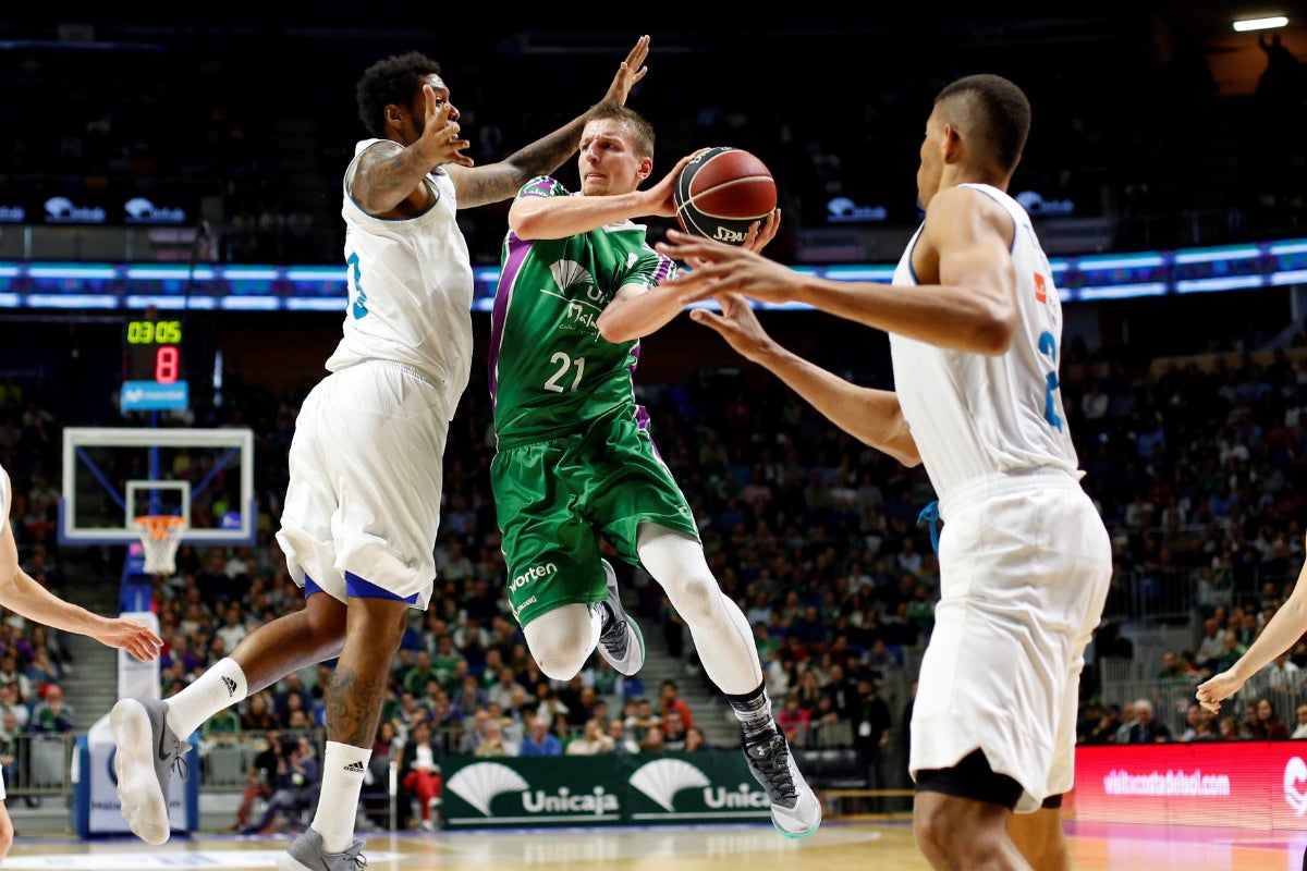 Una canasta de Causeur da al Real Madrid una sufridísima victoria ante el Unicaja Una canasta de Causeur da al Real Madrid una sufridísima victoria ante el Unicaja