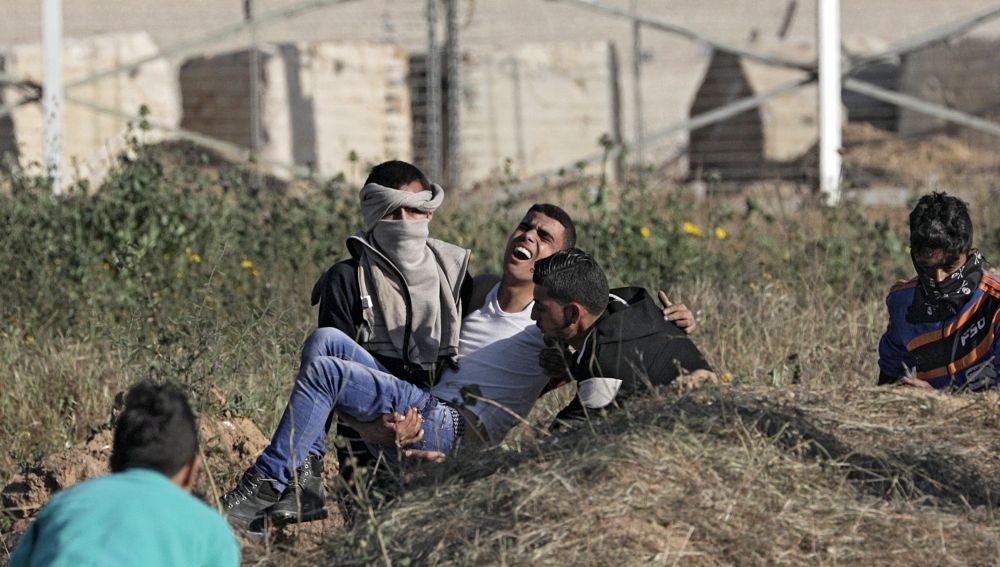 Un hombre palestino herido durante las protestas en Gaza