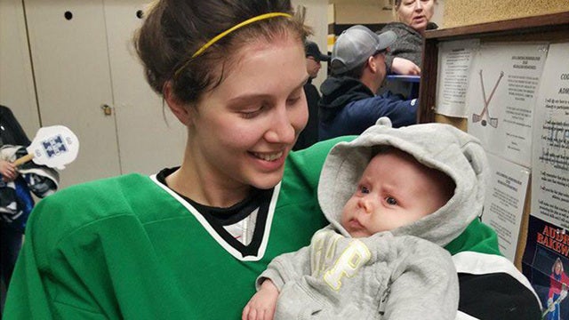 La foto de una jugadora de hockey que se hace viral por dar el pecho a su hija en el vestuario La foto de una jugadora de hockey que se hace viral por dar el pecho a su hija en el vestuario