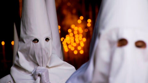 Nazarenos de la Hermandad de la Resurrecci&oacute;n de Sevilla, a su salida del Templo esta ma&ntilde;ana para procesionar por las calles de la ciudad.