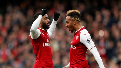 Aubameyang festeja un gol con Lacazette
