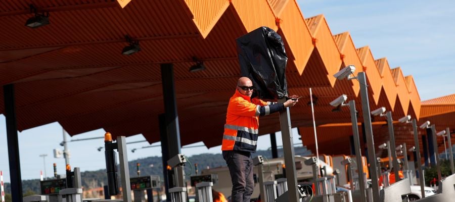 Operarios de autopistas trabajan en quitar las bolsas en las cámaras del peaje de la autopista AP-7 Operarios de autopistas trabajan en quitar las bolsas en las cámaras del peaje de la autopista AP-7