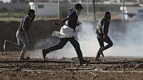 Varios palestinos corriendo durante las protestas en Gaza Varios palestinos corriendo durante las protestas en Gaza