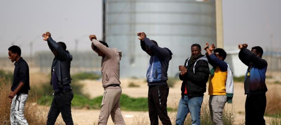 Solicitantes de asilo africanos protestan frente al centro de detención de Holot (Israel) Solicitantes de asilo africanos protestan frente al centro de detención de Holot (Israel)