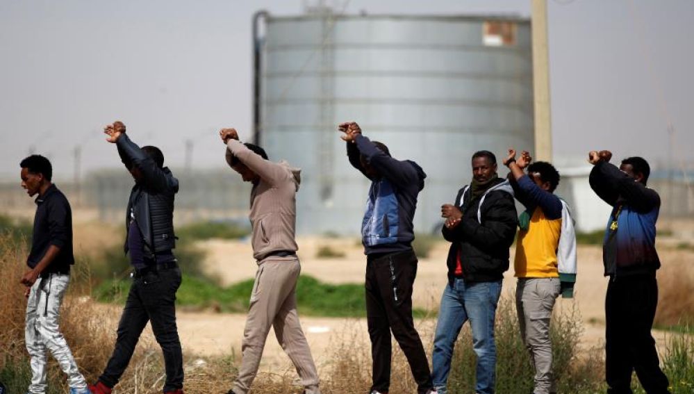 Solicitantes de asilo africanos protestan frente al centro de detención de Holot (Israel)