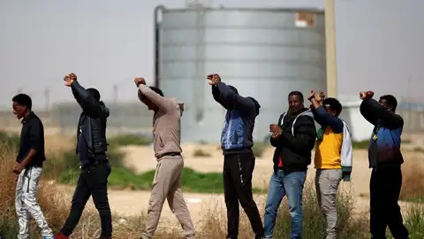Solicitantes de asilo africanos protestan frente al centro de detención de Holot (Israel) Solicitantes de asilo africanos protestan frente al centro de detención de Holot (Israel)