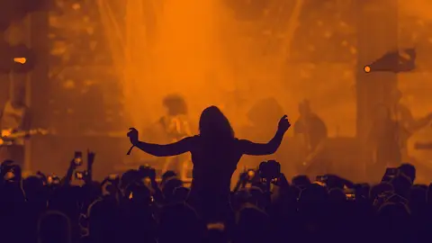 Imagen de archivo de un concierto de música El público disfruta de un concierto