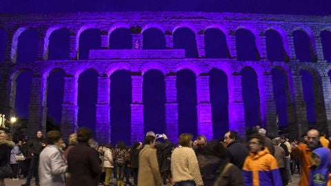 El acueducto de Segovia se ilumina de azul