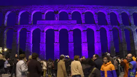 El acueducto de Segovia se ilumina de azul El acueducto de Segovia se ilumina de azul
