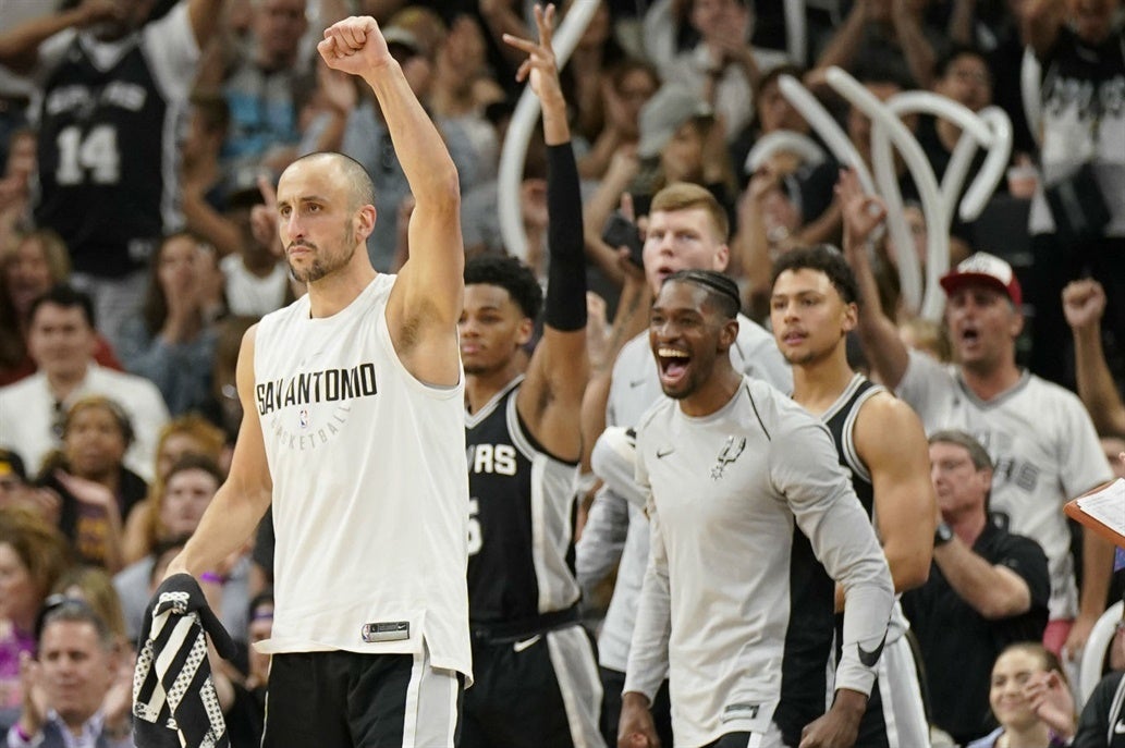 Crónica Rosa: Las diferencias en el vestuario de los Spurs por la lesión de Kawhi Leonard. Crónica Rosa: Las diferencias en el vestuario de los Spurs por la lesión de Kawhi Leonard.