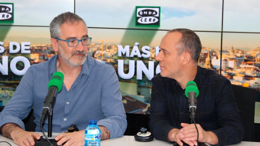 El director Javier Fesser y el actor Javier Guti&eacute;rrez en los estudios de Onda Cero