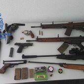 Armas propiedad del detendio en Elda tras agredir supuestamente a su mujer e hija