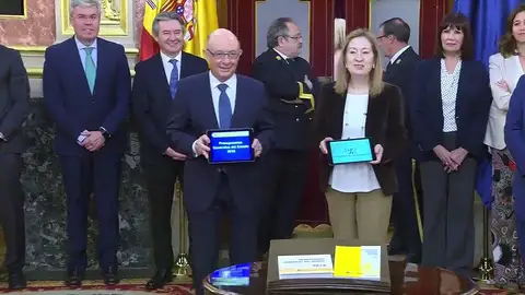 Montoro entrega al Congreso el proyecto de Presupuestos del Estado de 2018 que todavía no cuentan con el apoyo necesario Montoro entrega al Congreso el proyecto de Presupuestos del Estado de 2018 que todavía no cuentan con el apoyo necesario