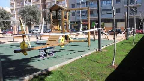 La Regidoria de Serveis P&uacute;blics escomet els treballs, a petici&oacute; dels ve&iuml;ns, que inclouen l&rsquo;eliminaci&oacute; de grafits, el pintat de murs i la creaci&oacute; de nova zona de gespa i la instal&bull;laci&oacute; de reg per aspersi&oacute;, a banda de reparar la Font. 
