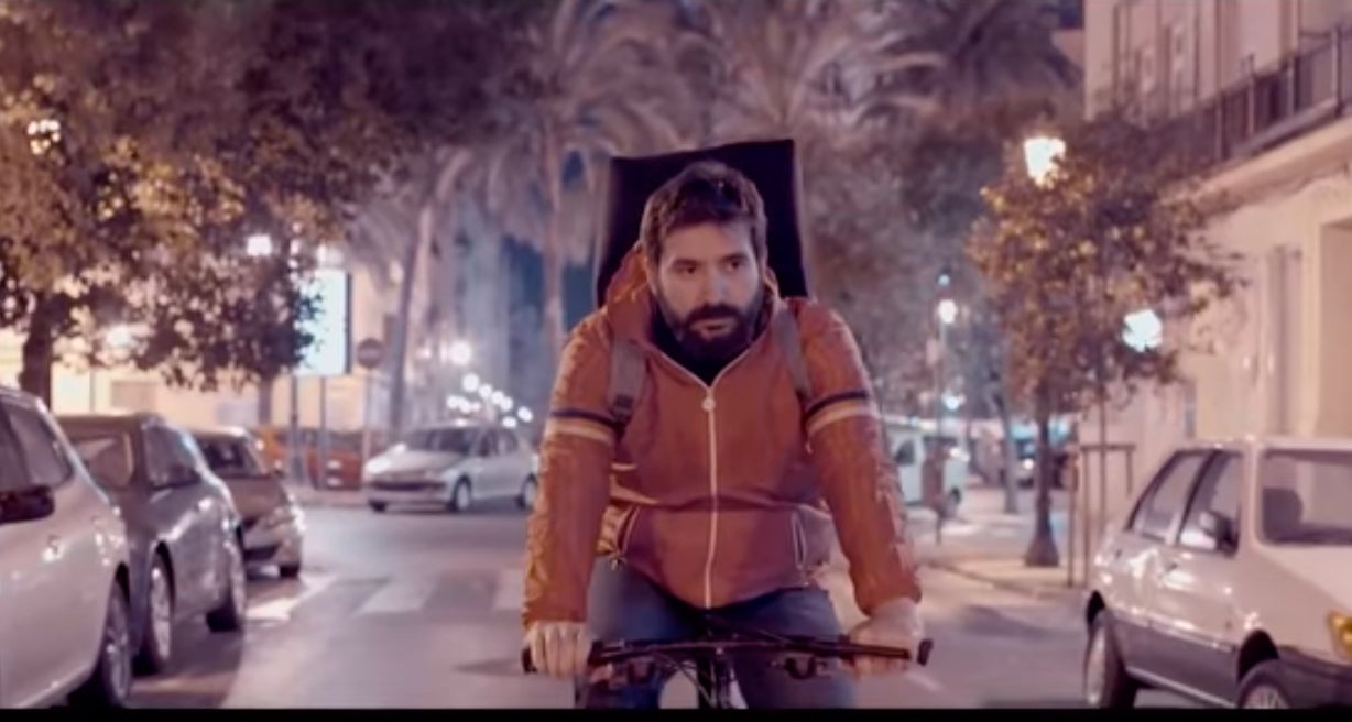 El corto sobre repartidores a domicilio que está triunfando en las redes: "Creemos que tenemos el control pero somos esclavos de este tipo de consumo" El corto sobre repartidores a domicilio que está triunfando en las redes: "Creemos que tenemos el control pero somos esclavos de este tipo de consumo"