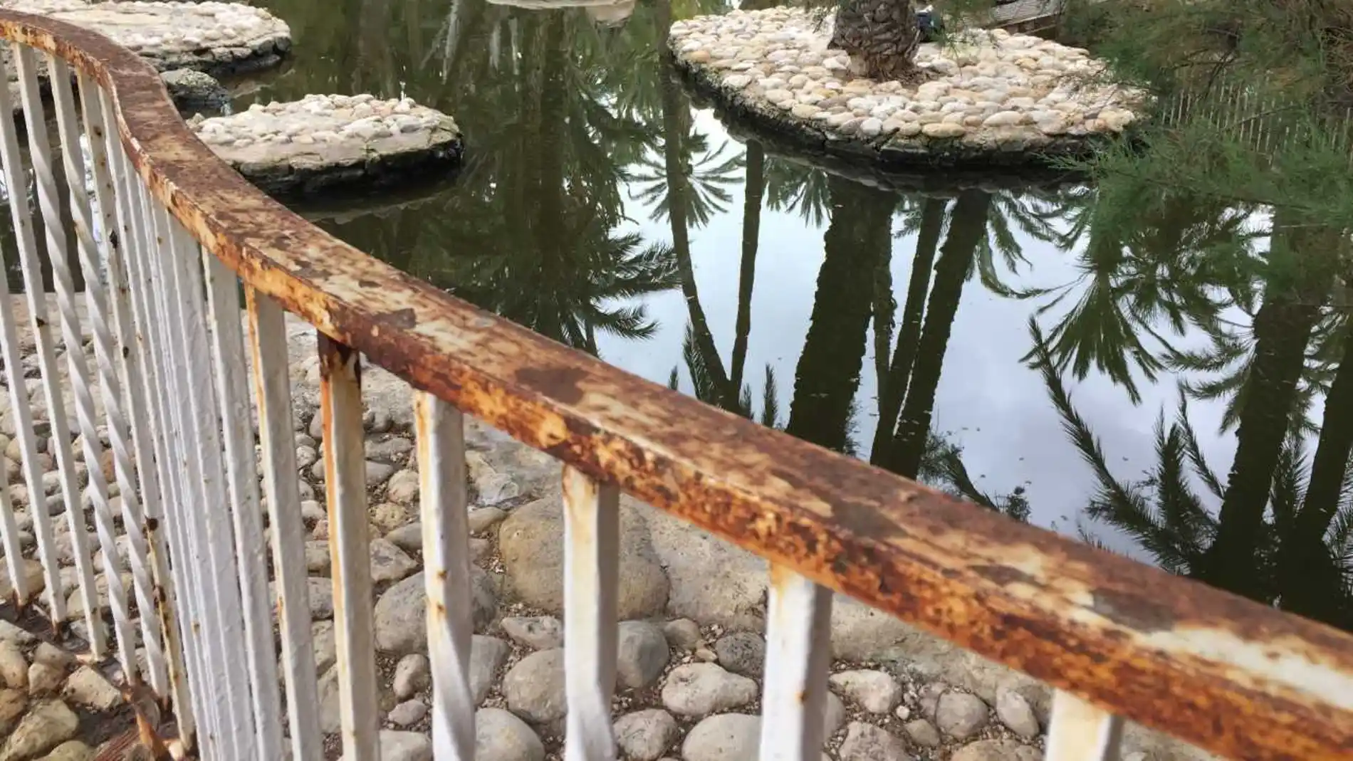 Vallado oxidado del vallado de uno d elos estanques del Parque Municipal de Elche