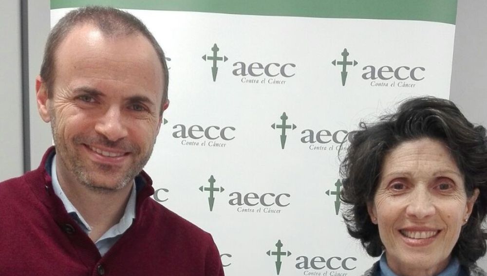 Paco Egido entrega el donativo a la presidenta de la AECC en Segovia, Ana Sanjosé