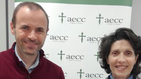 Paco Egido entrega el donativo a la presidenta de la AECC en Segovia, Ana Sanjos&eacute;