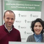 Paco Egido entrega el donativo a la presidenta de la AECC en Segovia, Ana Sanjosé Paco Egido entrega el donativo a la presidenta de la AECC en Segovia, Ana Sanjosé