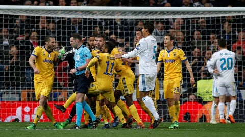Los jugadores de la Juventus protestan al &aacute;rbitro