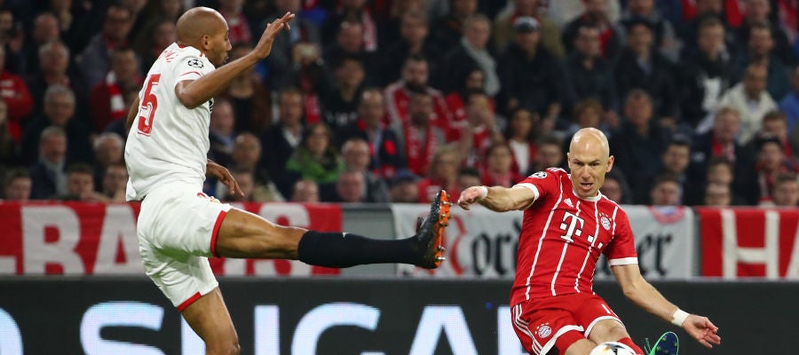 Robben pone un centro ante el Sevilla Robben pone un centro ante el Sevilla