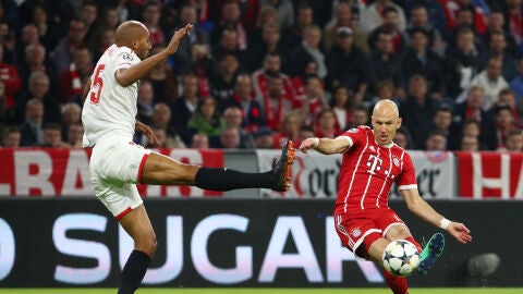 Robben pone un centro ante el Sevilla