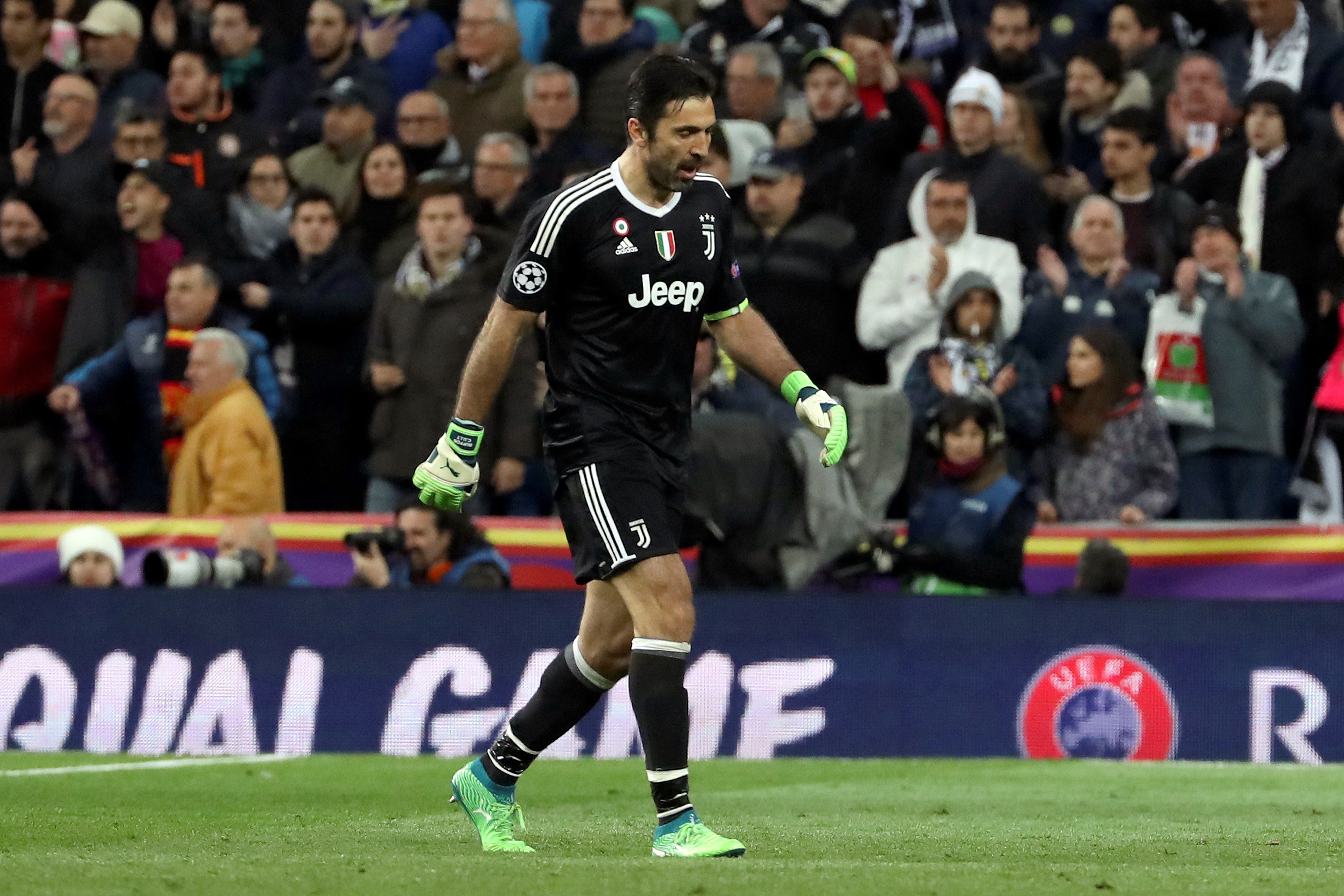 El Bernabéu despidió en pie a Buffon tras ser expulsado en el que pudo ser su último partido en Champions El Bernabéu despidió en pie a Buffon tras ser expulsado en el que pudo ser su último partido en Champions