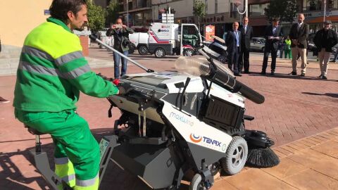 Una de las nuevas maquinas de barrer adquiridas por el Ayuntamiento de Elche