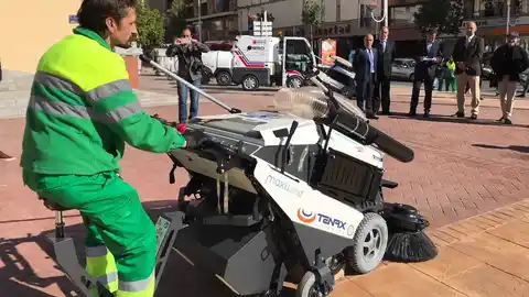 Una de las nuevas maquinas de barrer adquiridas por el Ayuntamiento de Elche Una de las nuevas maquinas de barrer adquiridas por el Ayuntamiento de Elche