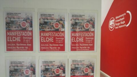 Carteles en la sede de UGT de Elche que anuncian la mnifestaci&oacute;n de este domingo