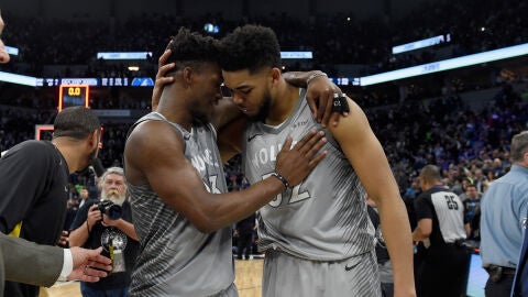 Butler y Towns celebran el pase a Playoffs