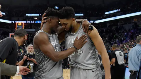 Butler y Towns celebran el pase a Playoffs Butler y Towns celebran el pase a Playoffs