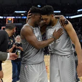 Butler y Towns celebran el pase a Playoffs Butler y Towns celebran el pase a Playoffs