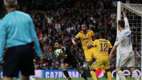 Benatia, en el momento de cometer el penalti