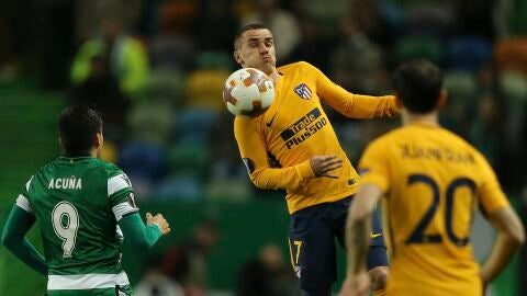 Griezmann trata de controlar un bal&oacute;n ante Acu&ntilde;a