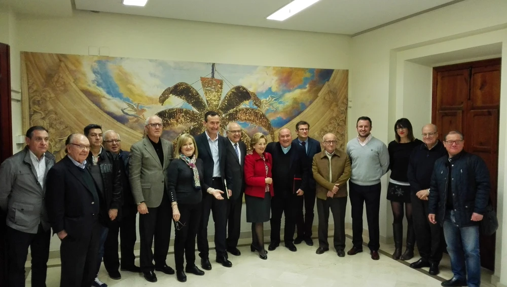 Fernando García junto a integrantes de la familia de La Festa Fernando García junto a integrantes de la familia de La Festa