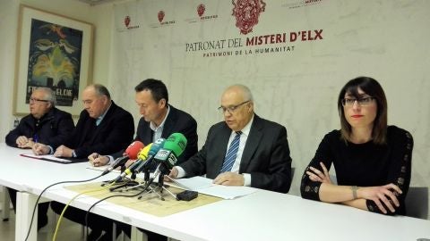 Fernando Garc&iacute;a, junto a la concejala de Cultura de Elche, anuncia que deja la presidencia de la Junta Local del Patronato del Misteri d'Elx