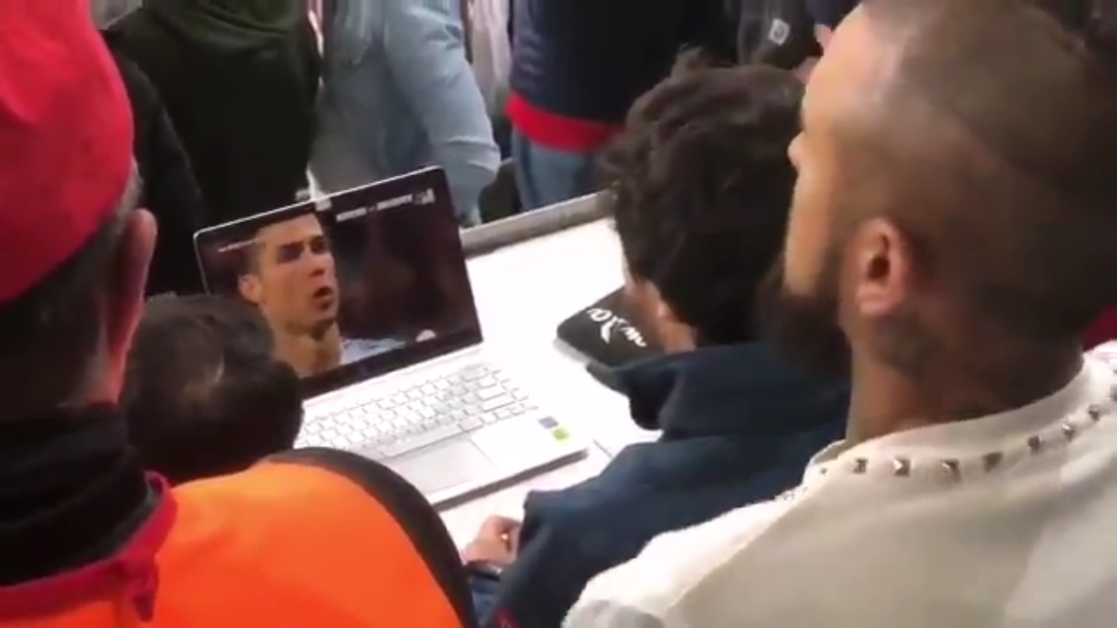 La airada reacción de Arturo Vidal viendo el penalti de Cristiano Ronaldo desde la grada del Allianz La airada reacción de Arturo Vidal viendo el penalti de Cristiano Ronaldo desde la grada del Allianz