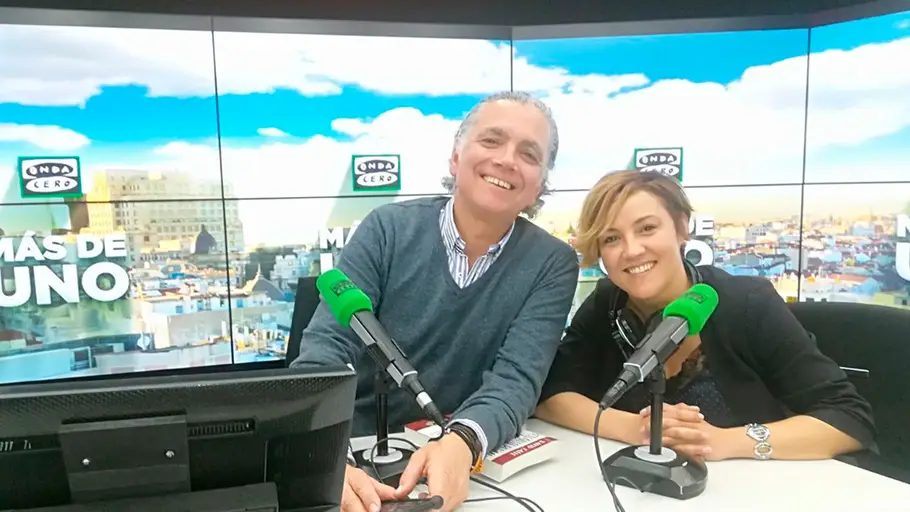 Cristina Pardo con Juan Ramón Lucas en los estudios de Onda Cero Cristina Pardo con Juan Ramón Lucas en los estudios de Onda Cero