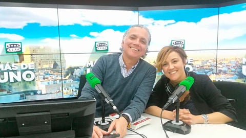 Cristina Pardo con Juan Ram&oacute;n Lucas en los estudios de Onda Cero