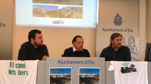 Los concejales Antonio Garc&iacute;a y Jes&uacute;s Pareja en la presentaci&oacute;n del sendero