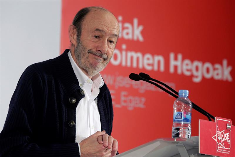 Alfredo Pérez Rubalcaba: "Cifuentes está políticamente muerta y debería dimitir" Alfredo Pérez Rubalcaba: "Cifuentes está políticamente muerta y debería dimitir"