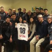 La plantilla del Albacete Balompié ha entregado una camiseta con el nombre y número del jugador asturiano a la familia de Pelayo Novo.